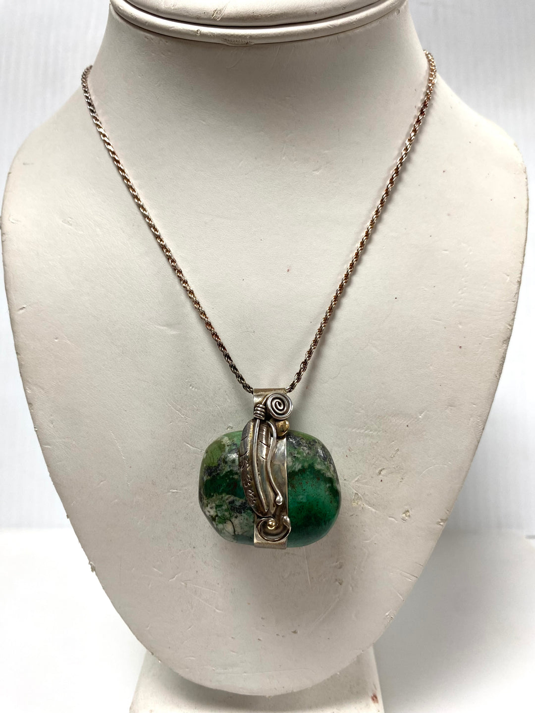 v937 Vintage Sterling Silver Green Gemstone Pendant 925 Chain Necklace 24" Long