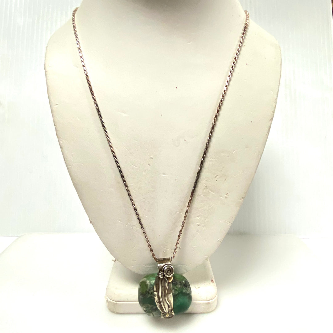v937 Vintage Sterling Silver Green Gemstone Pendant 925 Chain Necklace 24" Long