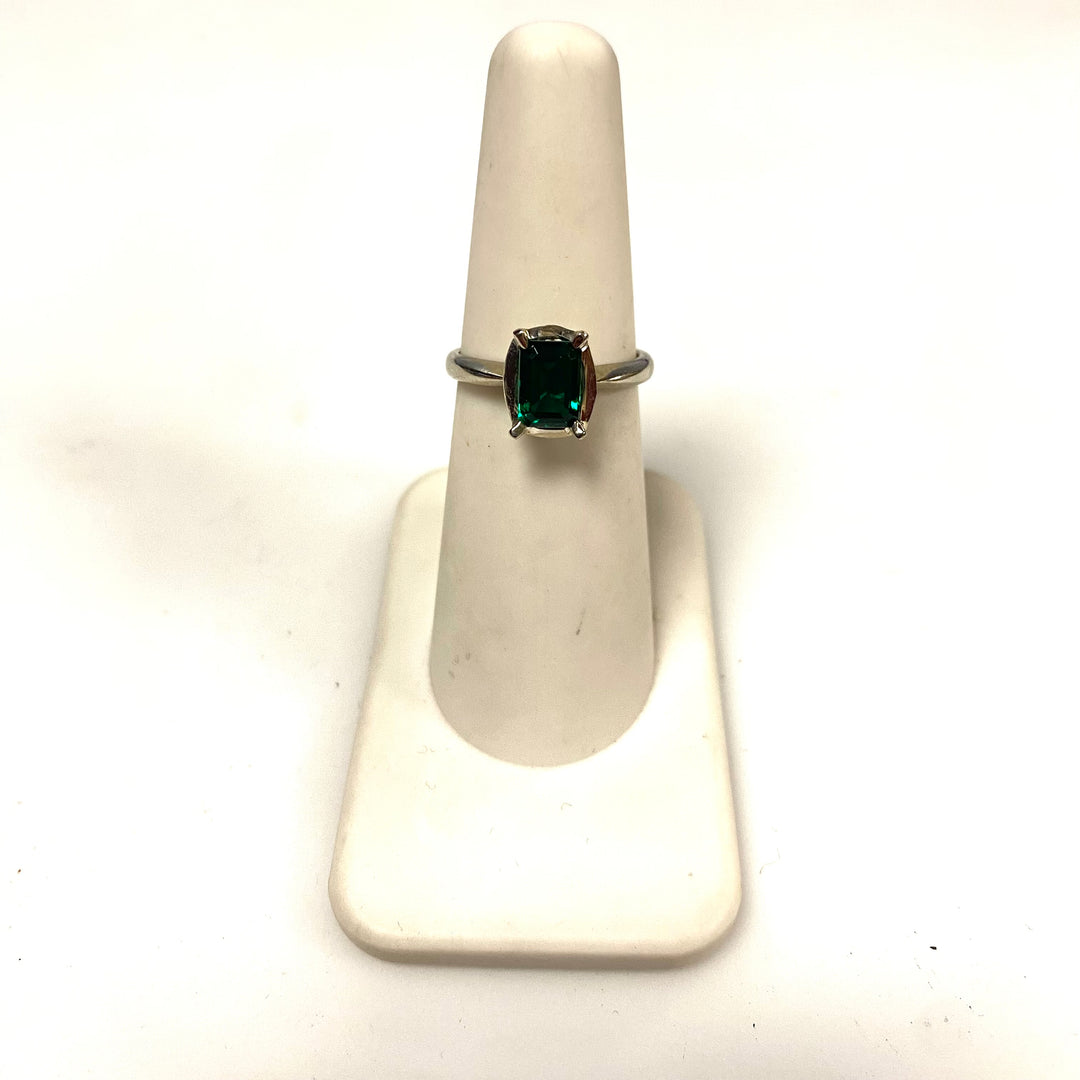 v989 Vintage 14K White Gold Green Emerald Cut Green Emerald Ring Size 5.75