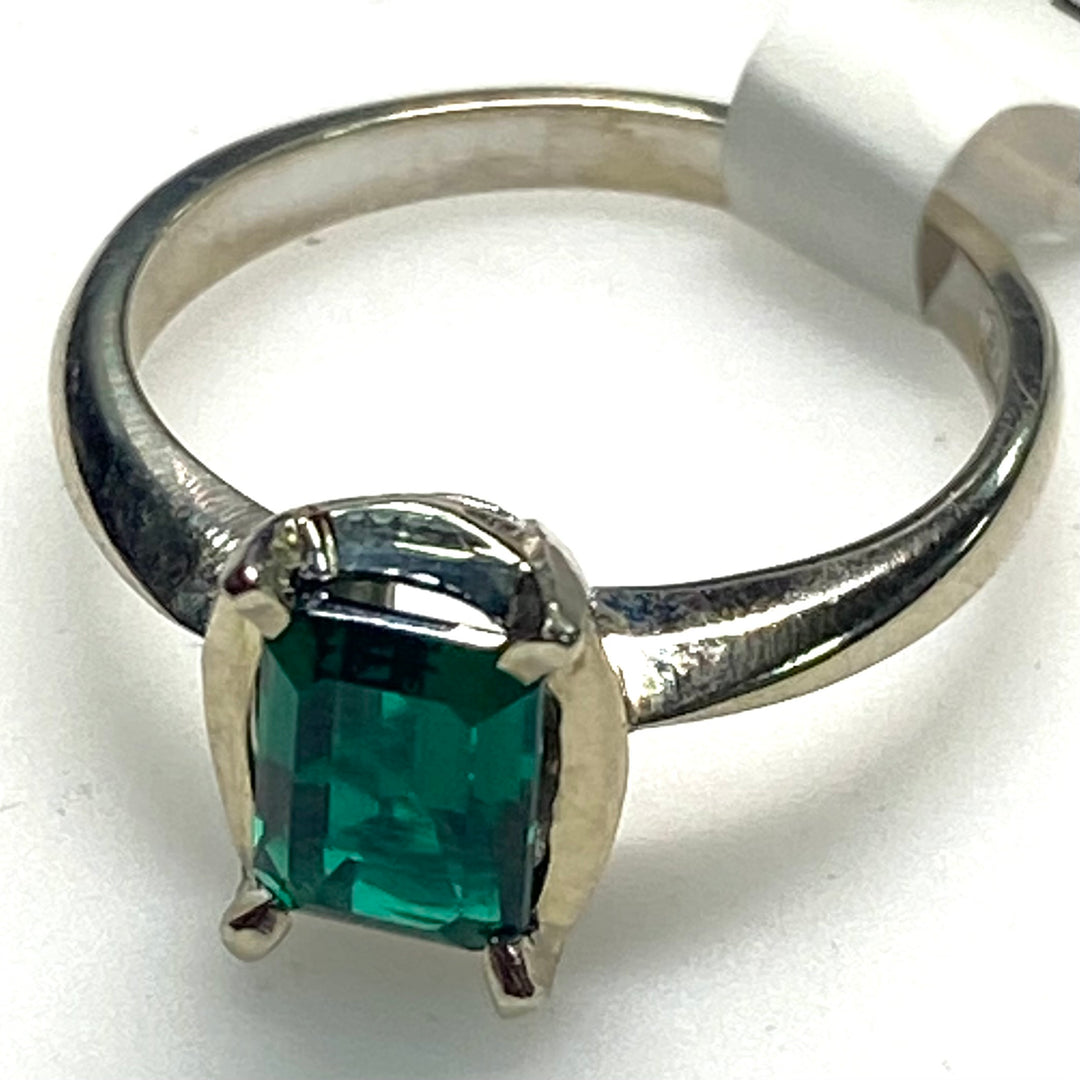 v989 Vintage 14K White Gold Green Emerald Cut Green Emerald Ring Size 5.75