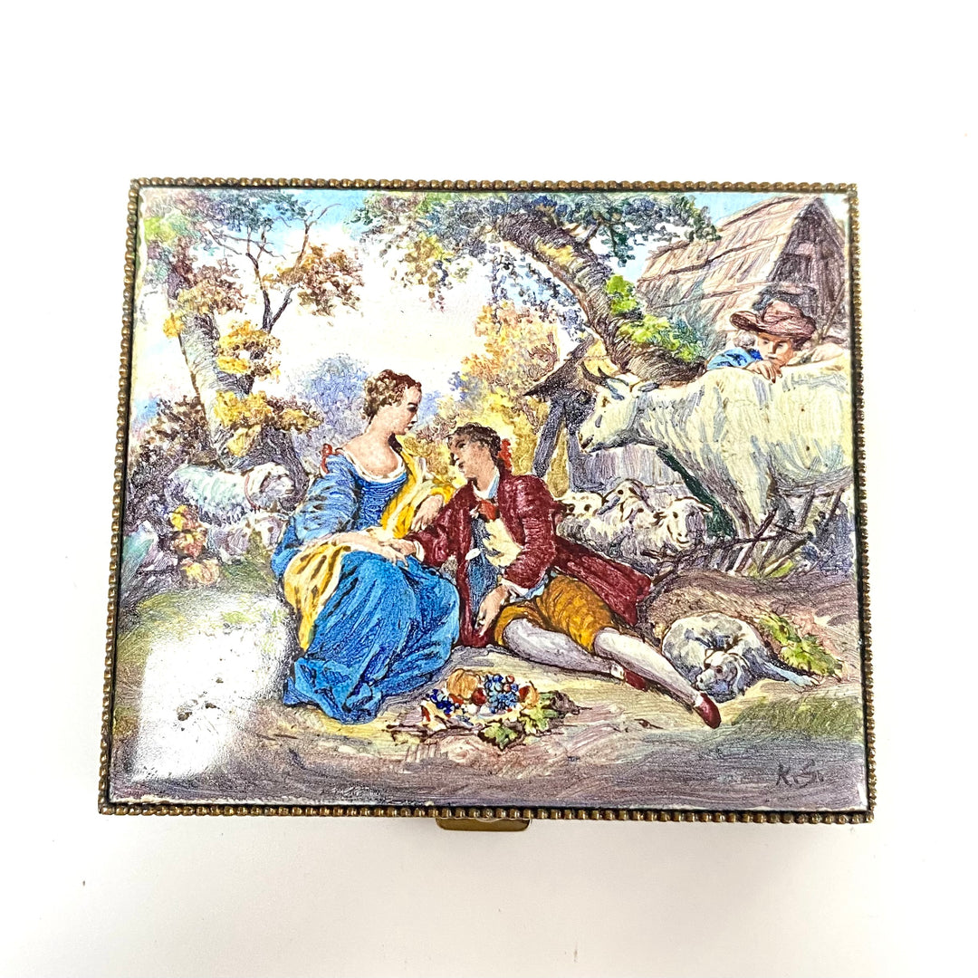 v992 Vintage Hand-painted Enamel Powder Compact Featuring a Romantic Scene Gold Tone