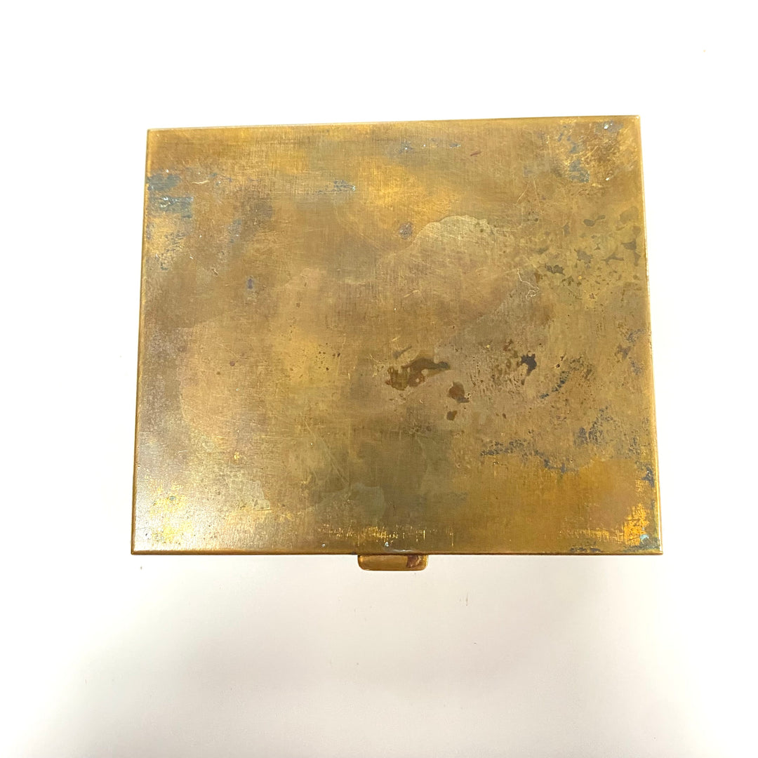 v992 Vintage Hand-painted Enamel Powder Compact Featuring a Romantic Scene Gold Tone