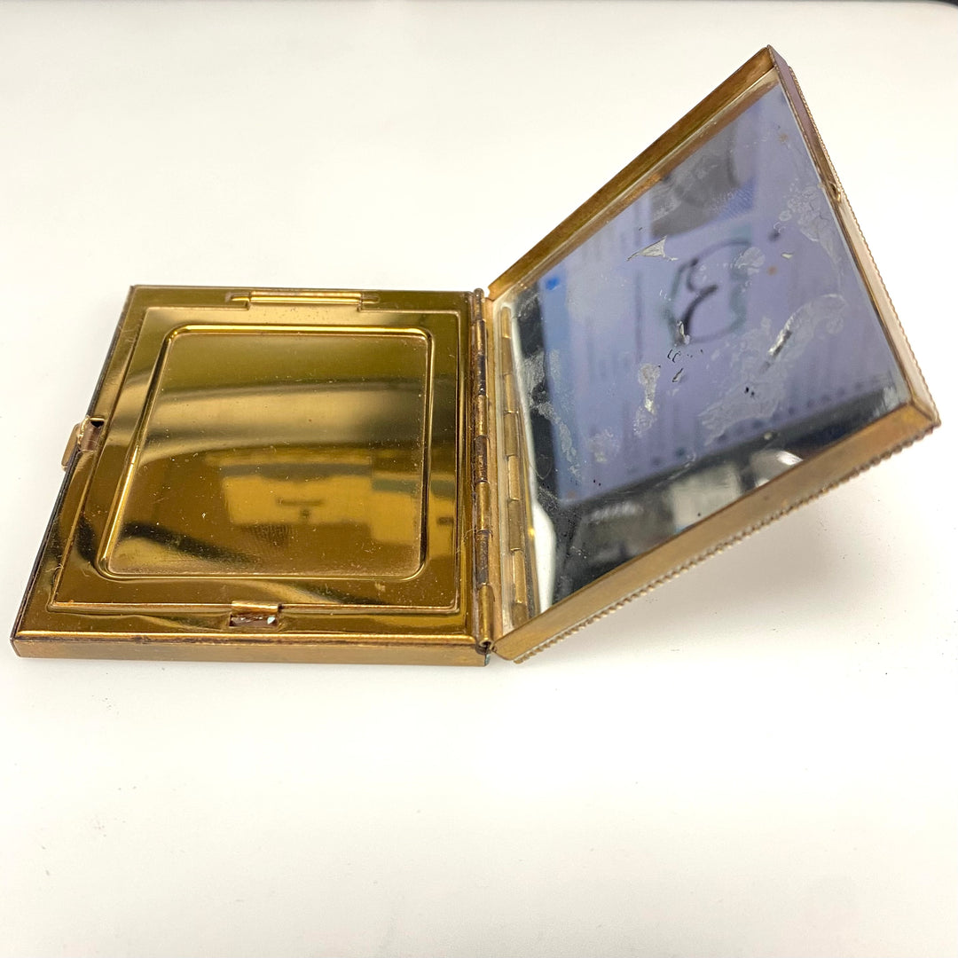 v992 Vintage Hand-painted Enamel Powder Compact Featuring a Romantic Scene Gold Tone