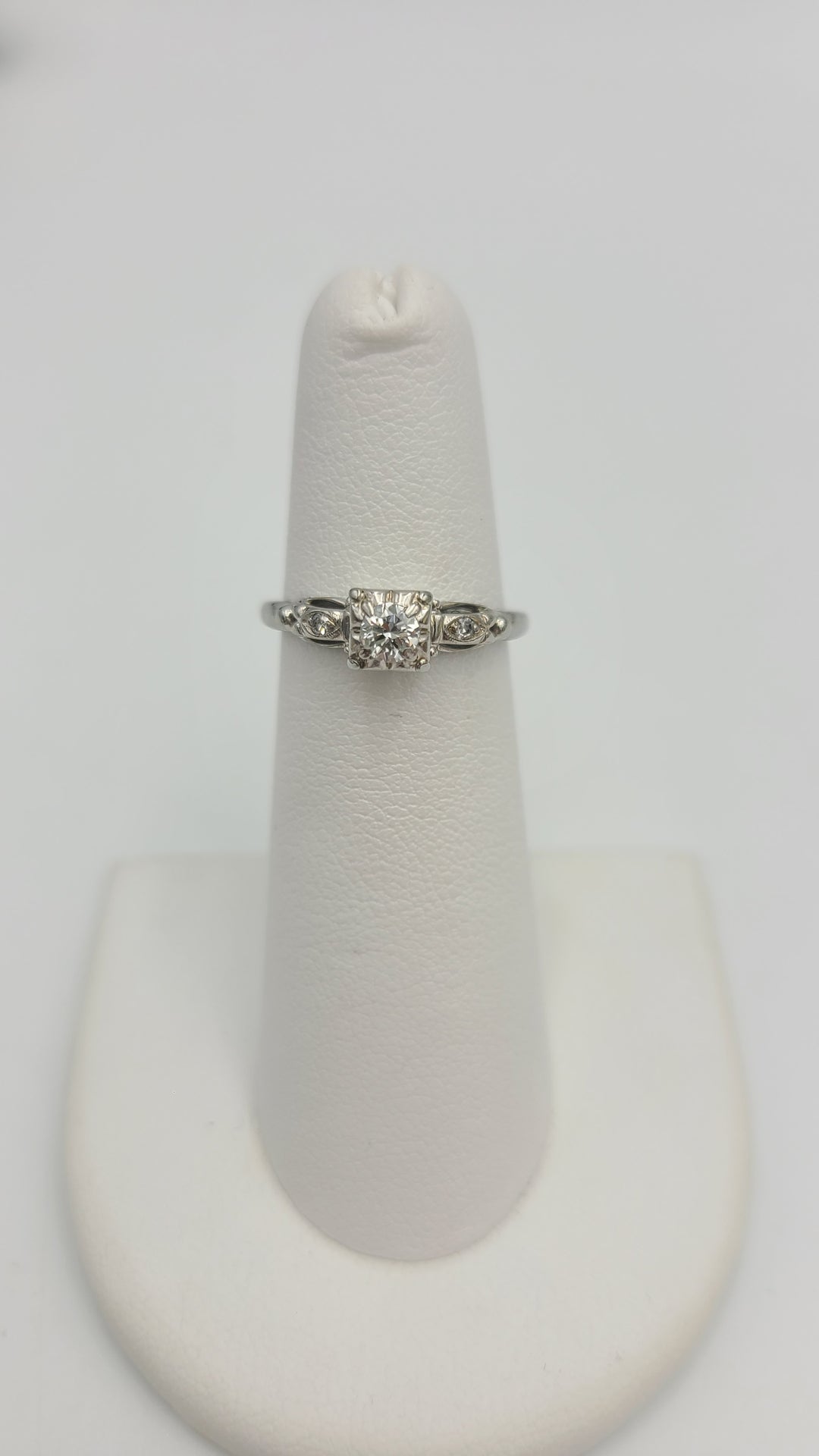 k997 Vintage Ladies 18kt White Gold Diamond Engagement Ring