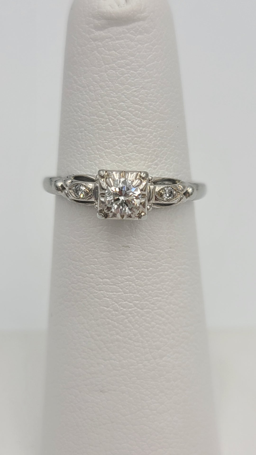 k997 Vintage Ladies 18kt White Gold Diamond Engagement Ring