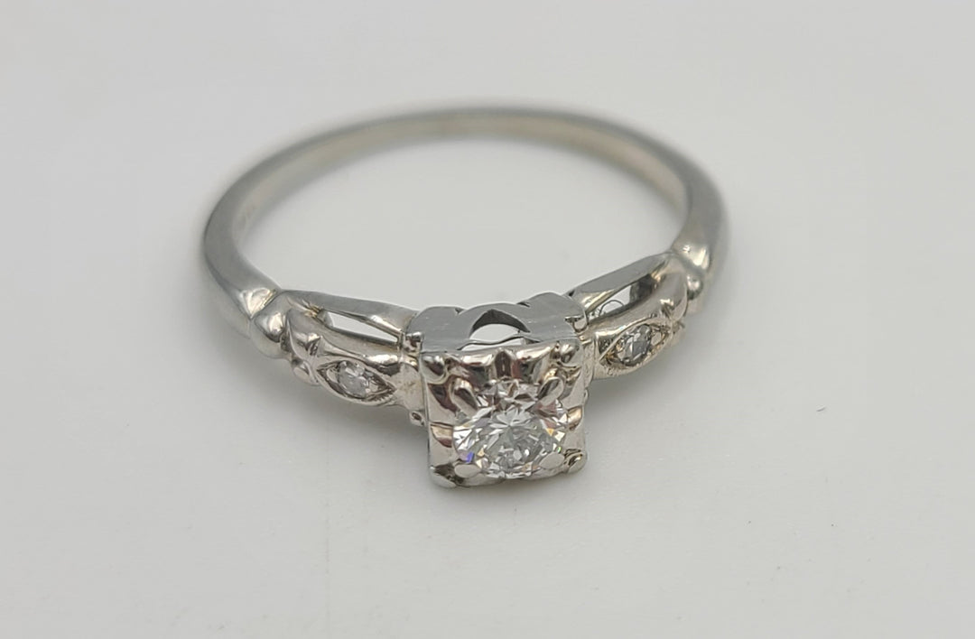 k997 Vintage Ladies 18kt White Gold Diamond Engagement Ring