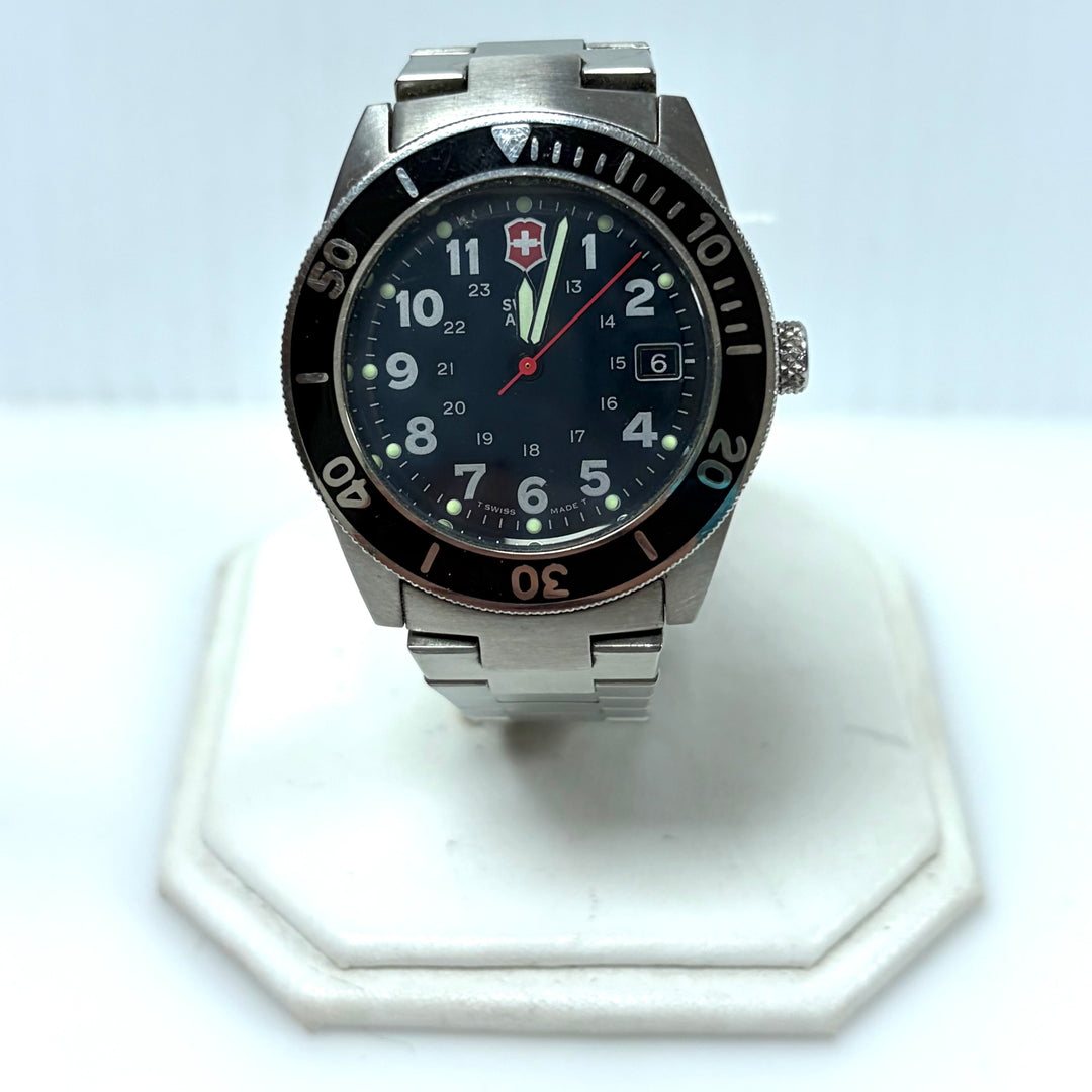 w011 Vintage Victorinox Swiss Army Lancer 100 Military-style Diver Wrist Watch