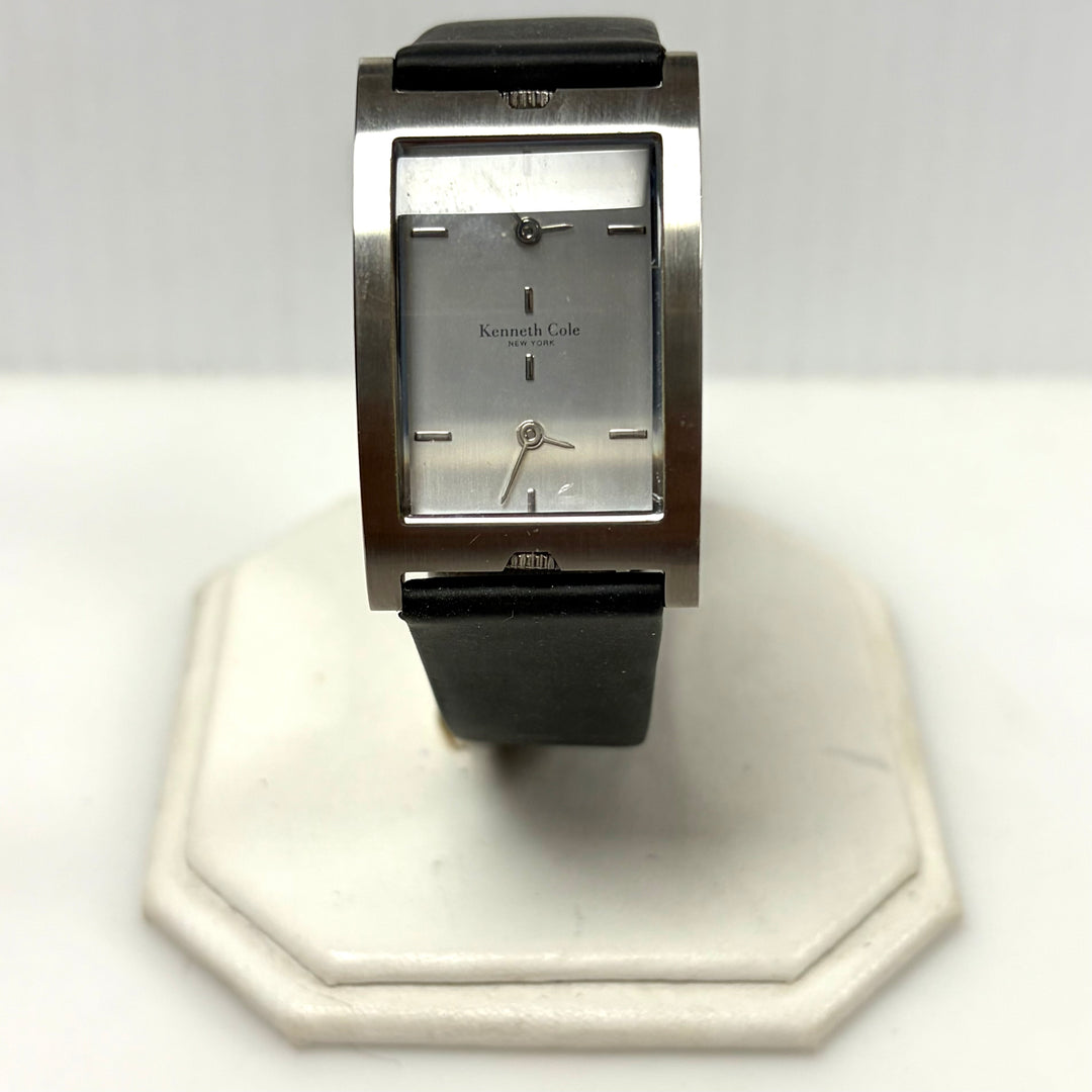 w037 Vintage Kenneth Cole New York Dual Time Zone Wrist Watch Model KC1132