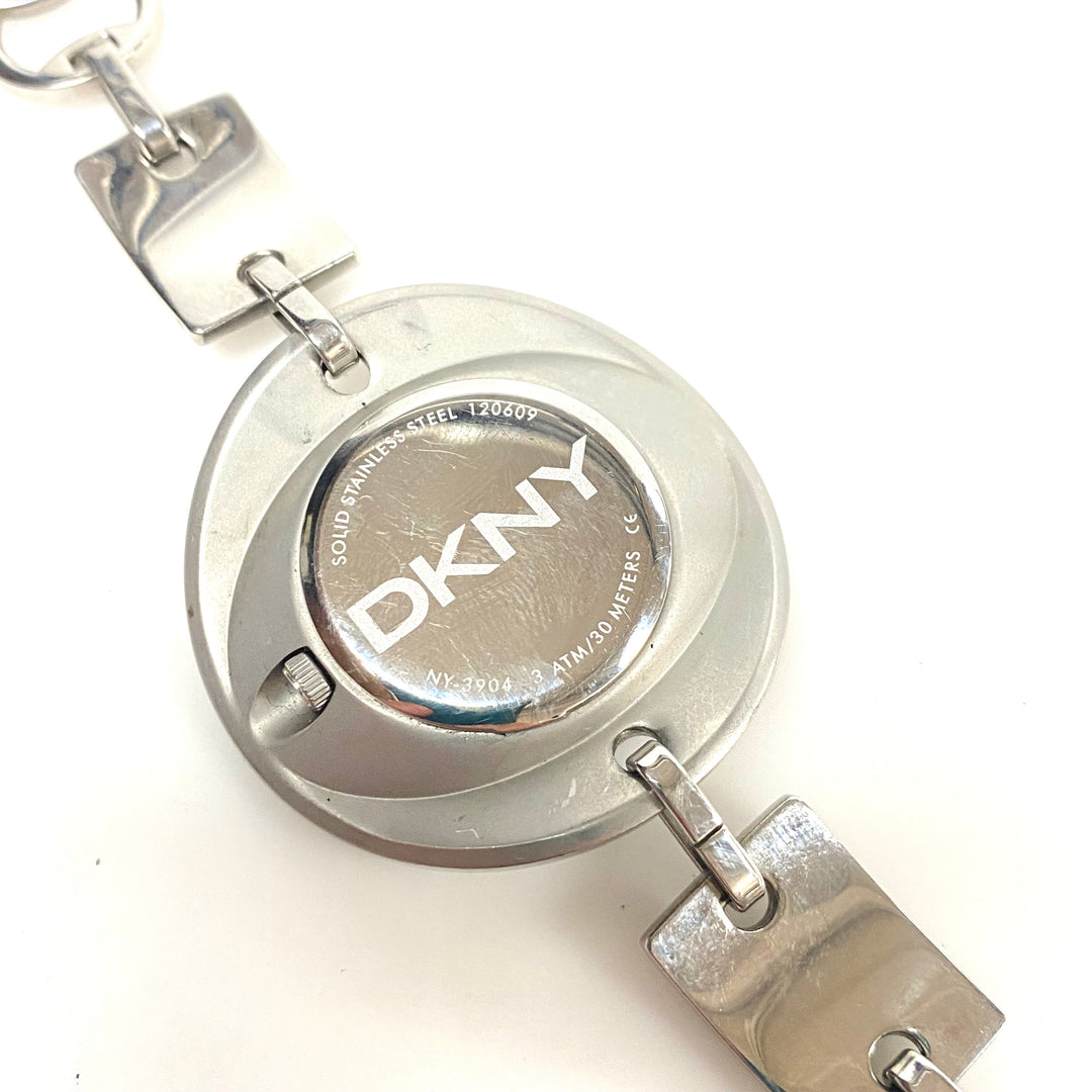 w107 Vintage DKNY NY-3904 Ladies Wrist Watch Chunky Silver-tone Stainless Steel