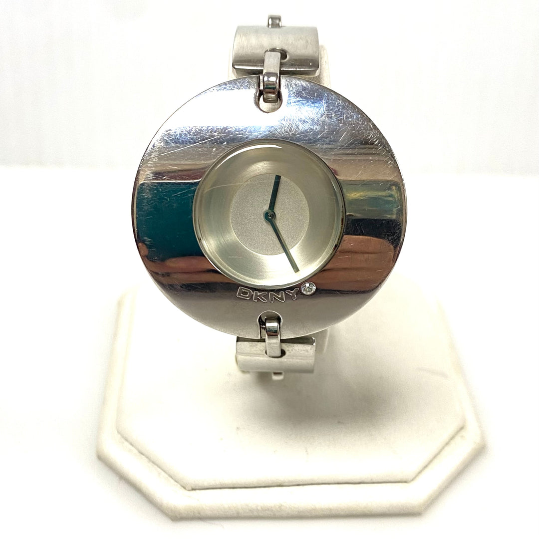 w107 Vintage DKNY NY-3904 Ladies Wrist Watch Chunky Silver-tone Stainless Steel