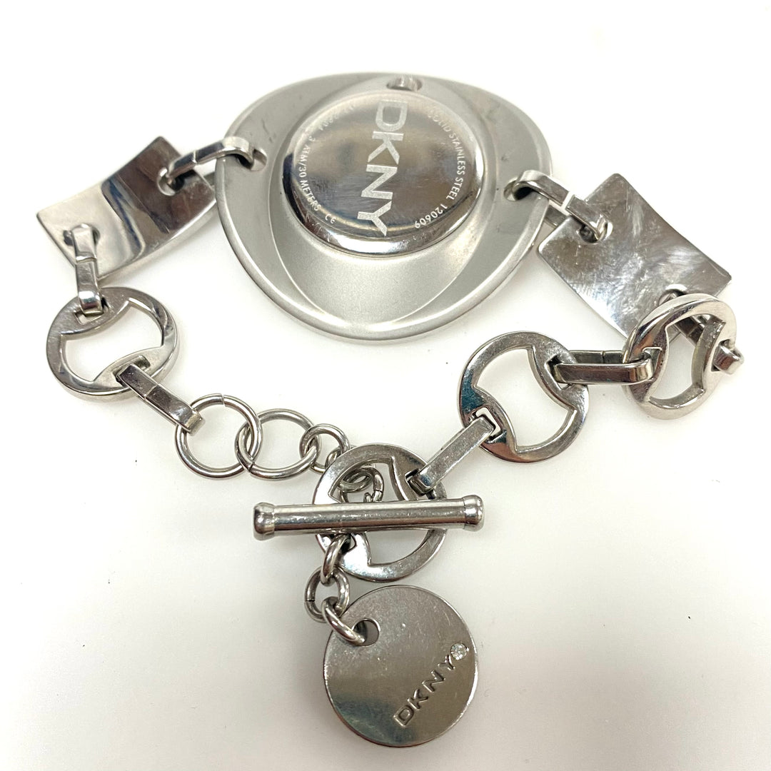 w107 Vintage DKNY NY-3904 Ladies Wrist Watch Chunky Silver-tone Stainless Steel