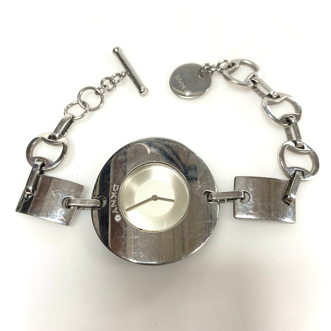 w107 Vintage DKNY NY-3904 Ladies Wrist Watch Chunky Silver-tone Stainless Steel