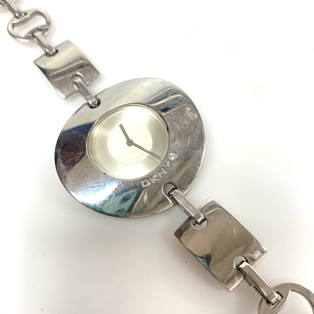w107 Vintage DKNY NY-3904 Ladies Wrist Watch Chunky Silver-tone Stainless Steel