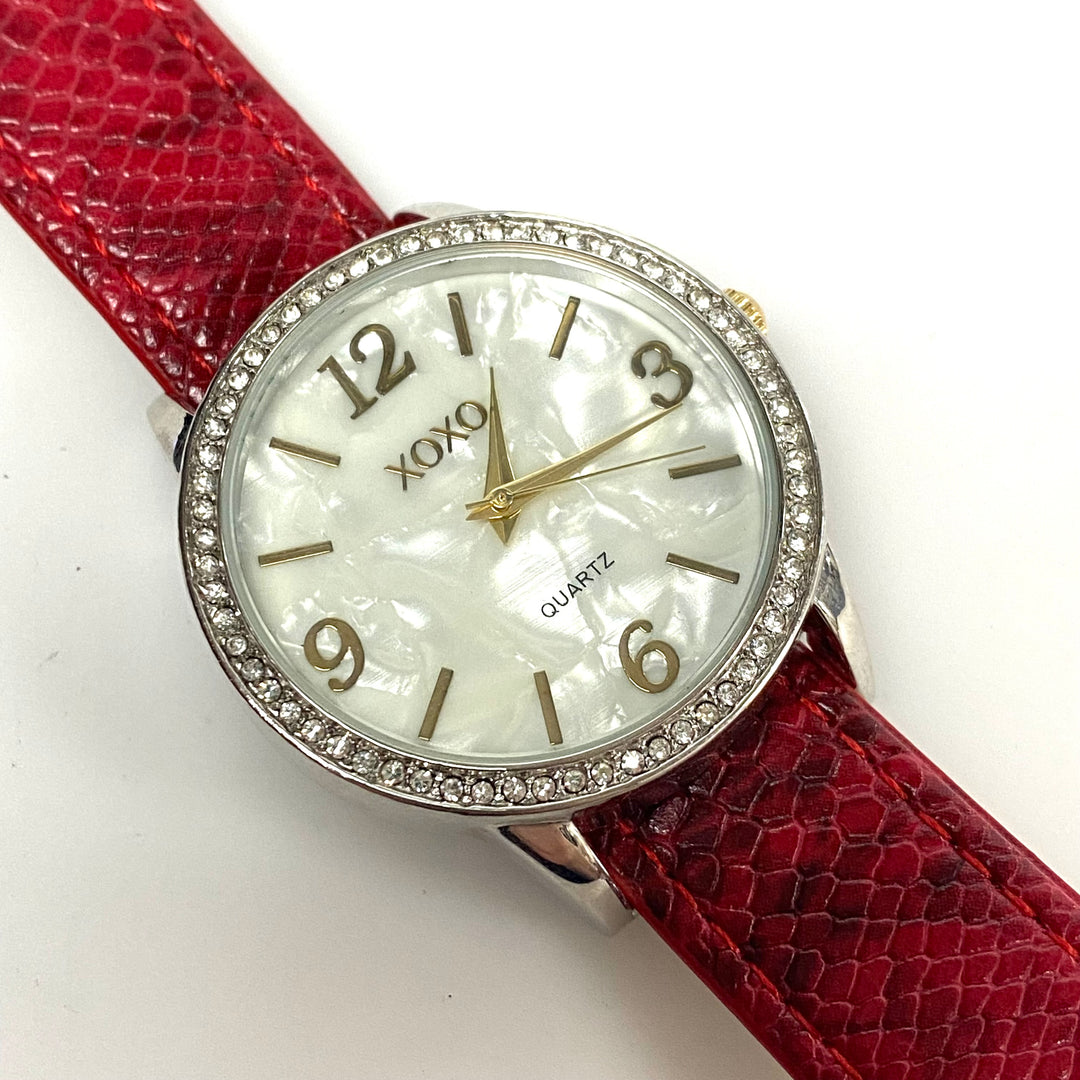 w118 XOXO Women's Quartz Wrist Watch Mother-of-pearl Style Dial Silver Tone Case