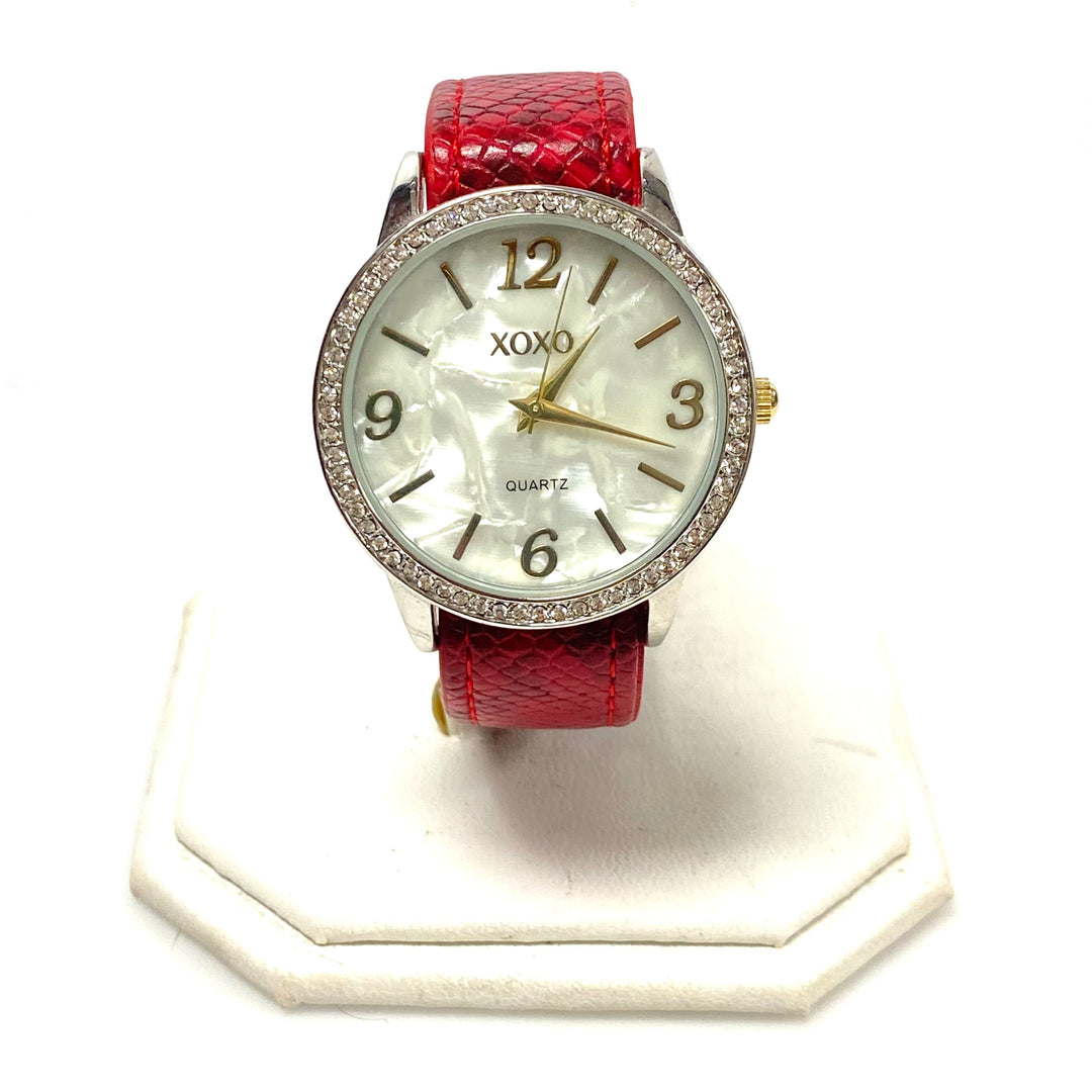 w118 XOXO Women's Quartz Wrist Watch Mother-of-pearl Style Dial Silver Tone Case