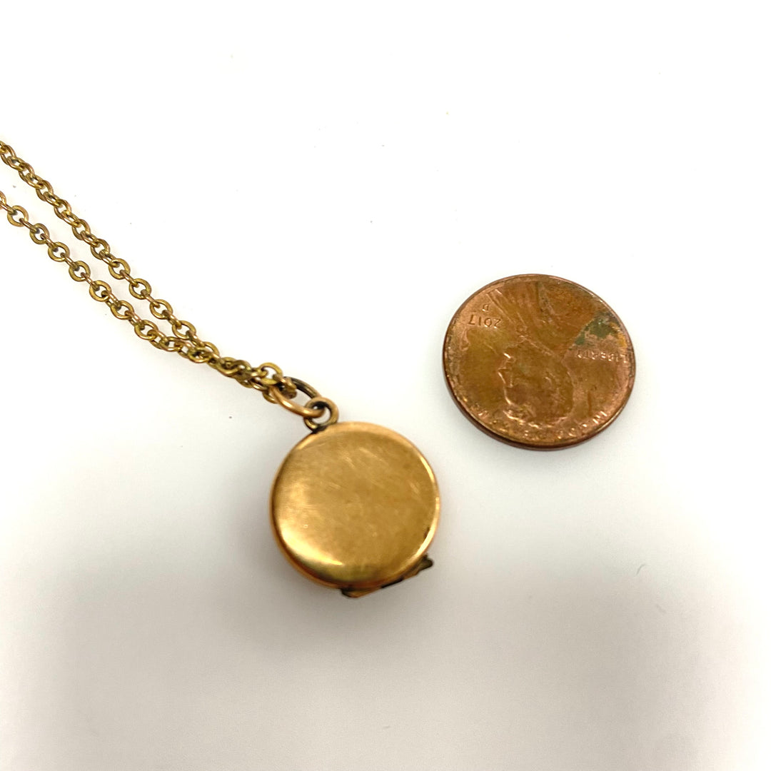 w158 Vintage Round Gold Filled Locket Pendant with Old Photos on 14" Link Chain