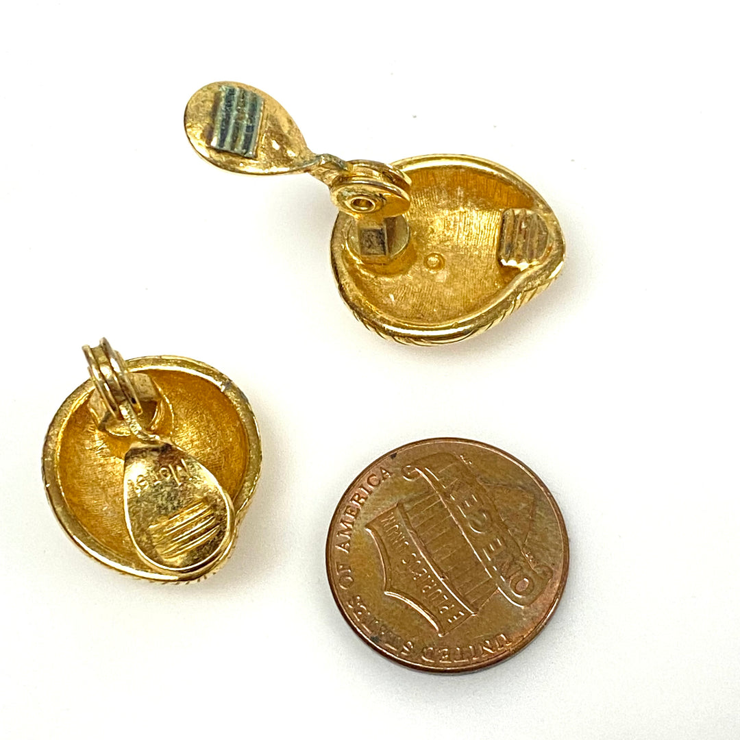 w168 Vintage Monet Gold-tone Clip-on Earrings Classic Ribbed Shell Silhouette