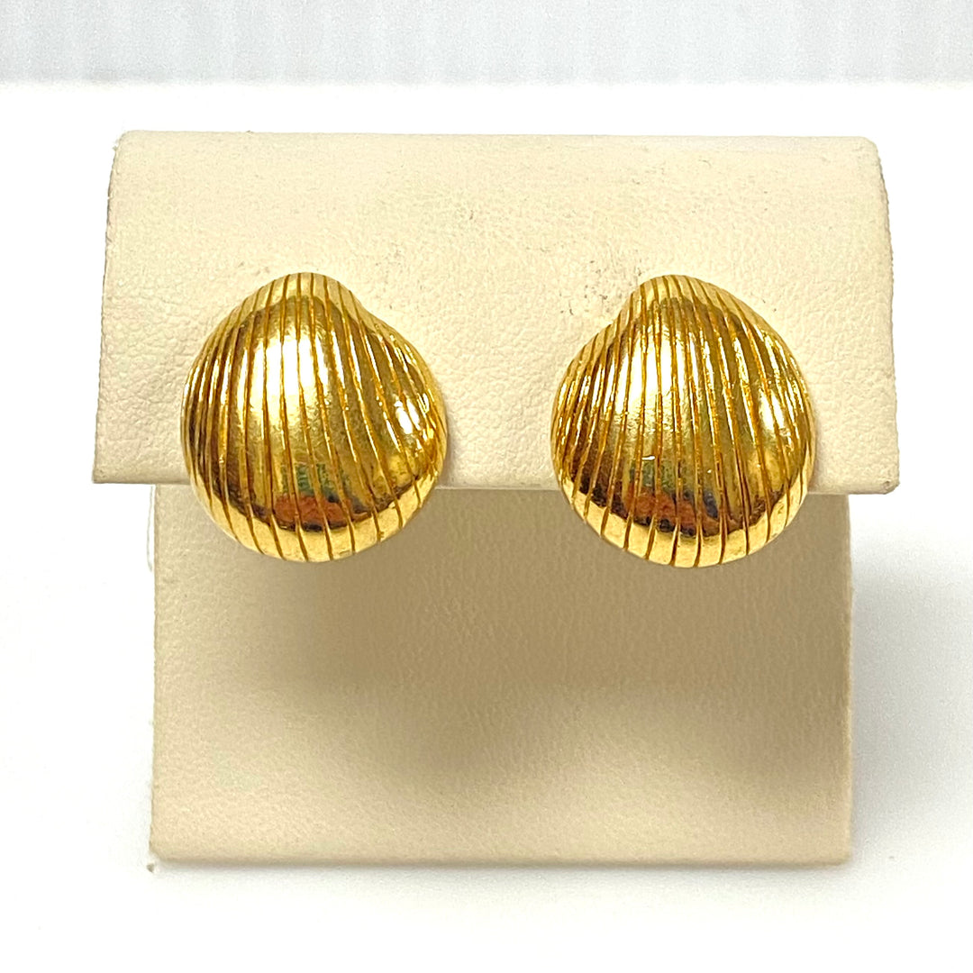 w168 Vintage Monet Gold-tone Clip-on Earrings Classic Ribbed Shell Silhouette