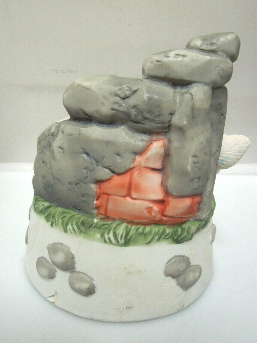 r746 MIC Vintage Very Cute Music Box Sleeping Mamma Pig and Baby Piglet Sankyo Made In Taiwan Works Fine