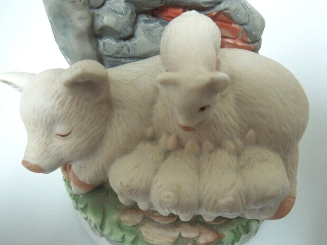 r746 MIC Vintage Very Cute Music Box Sleeping Mamma Pig and Baby Piglet Sankyo Made In Taiwan Works Fine
