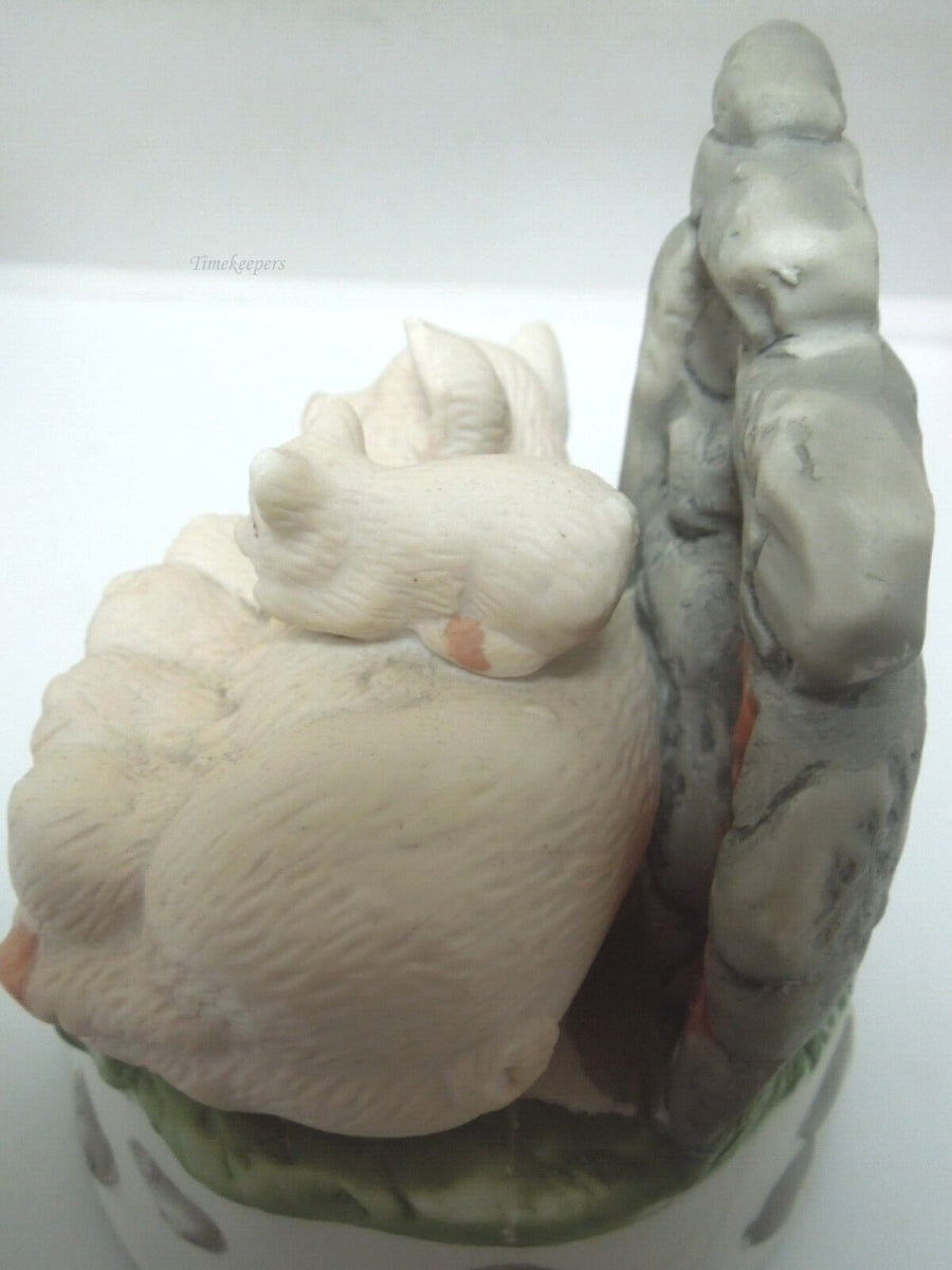 r746 MIC Vintage Very Cute Music Box Sleeping Mamma Pig and Baby Piglet Sankyo Made In Taiwan Works Fine