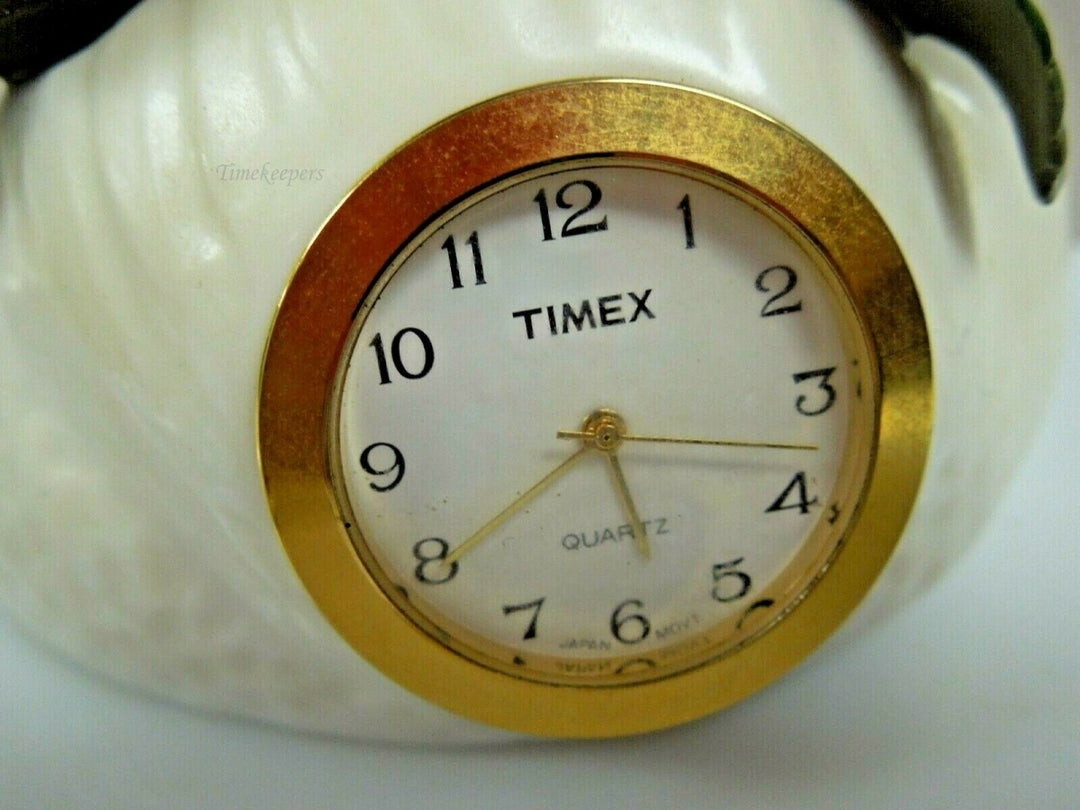 q879 Vintage Swan (with broken head and half petal) Flower White Ceramic Porcelain Swan Clock