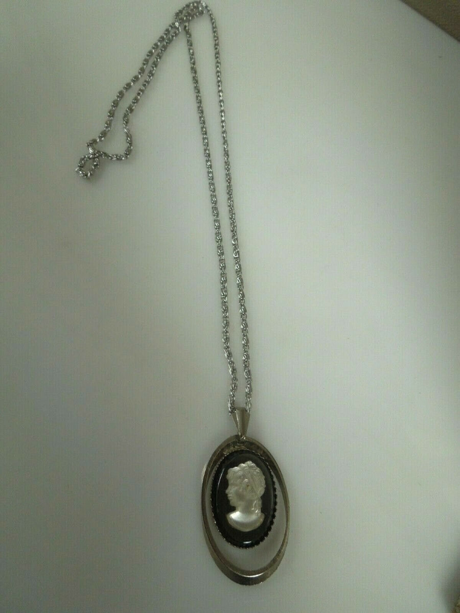 r020 Vintage Black &amp; White Lady Cameo Pendant Necklace Silver Tone
