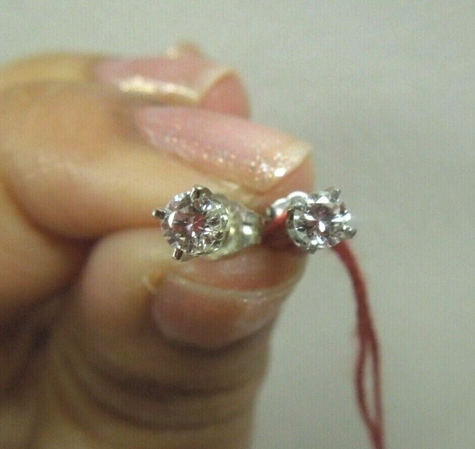 r040 14kt White Gold Diamond .34 cts Stud Earrings