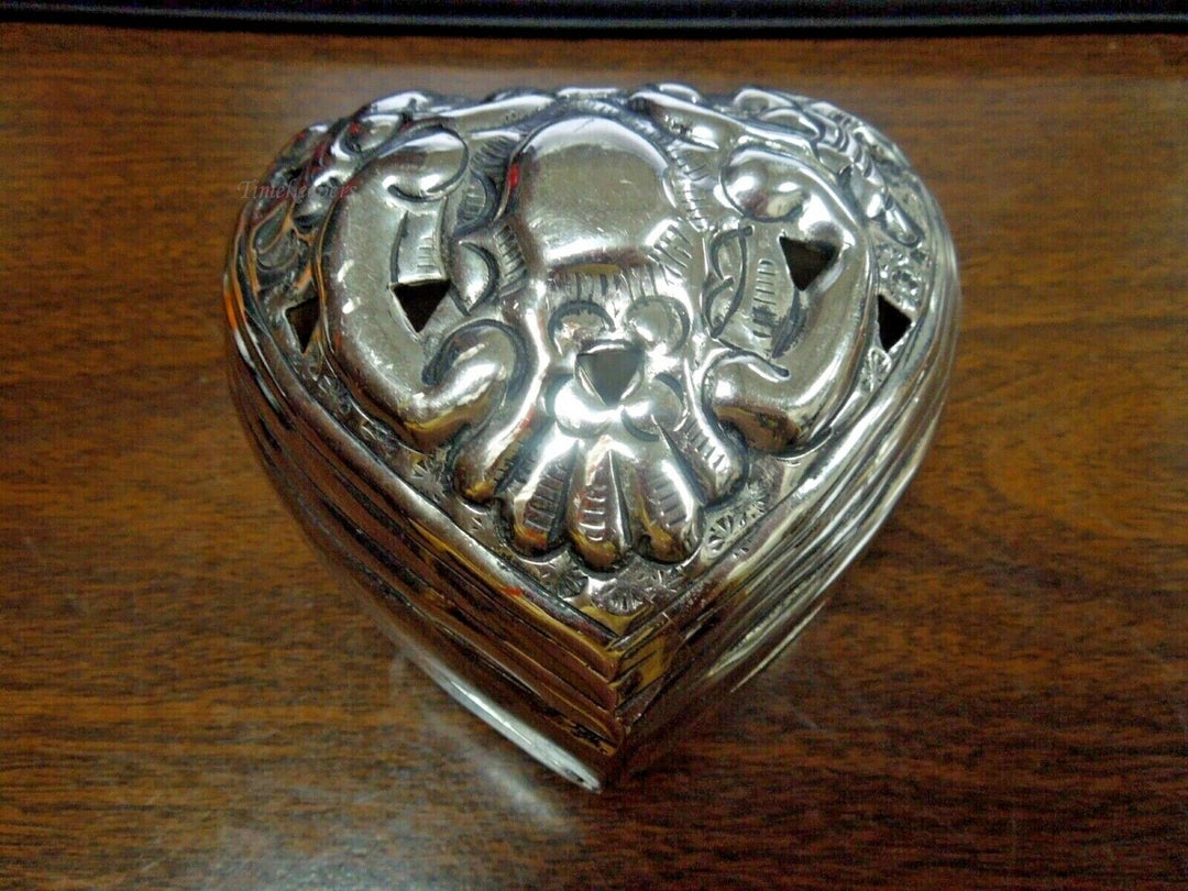 r683 Vintage Heart Shaped Metal Silvertone Ornate Trinket Jewelry Box with Lid 