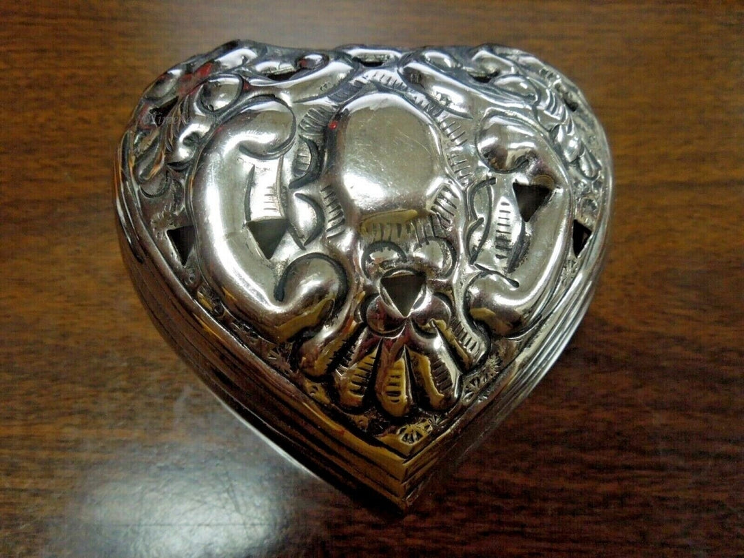 r683 Vintage Heart Shaped Metal Silvertone Ornate Trinket Jewelry Box with Lid 