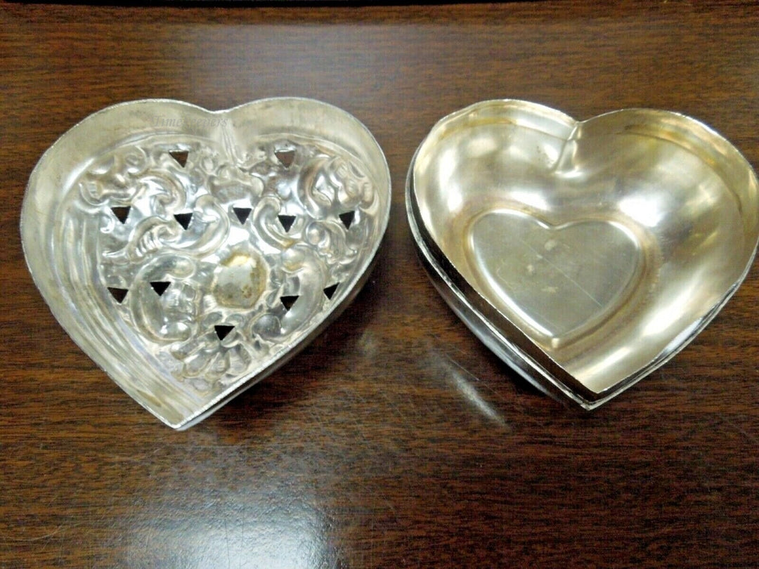 r683 Vintage Heart Shaped Metal Silvertone Ornate Trinket Jewelry Box with Lid 
