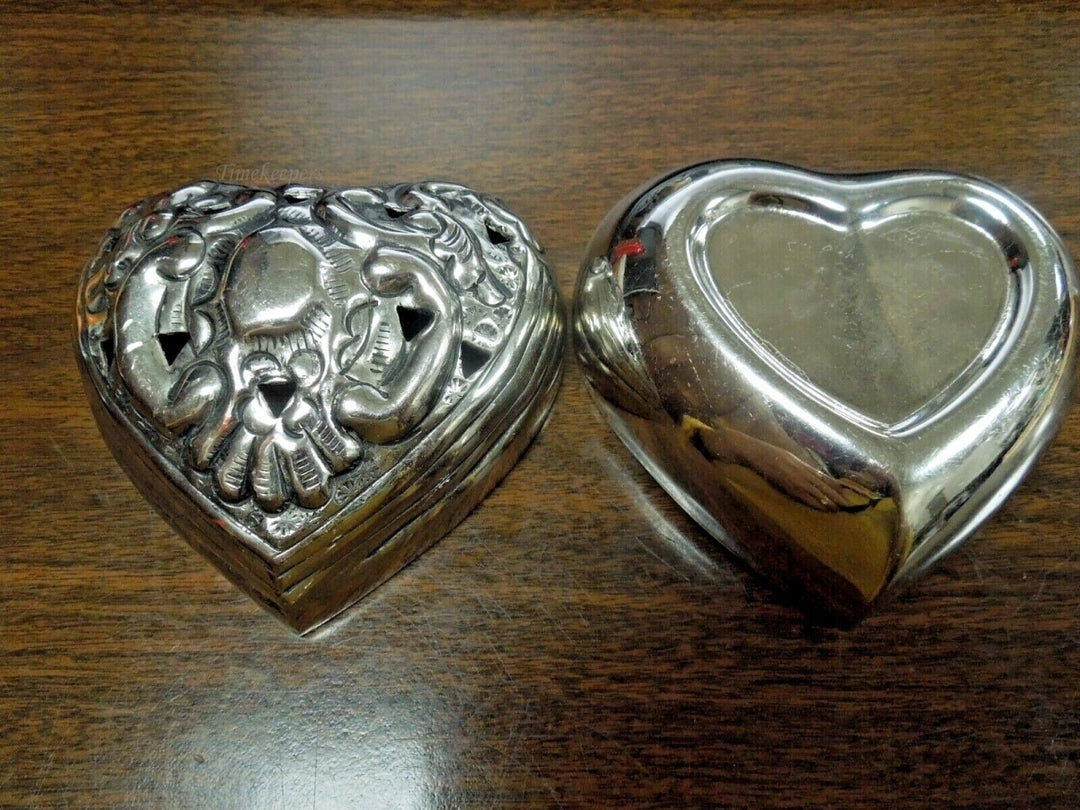 r683 Vintage Heart Shaped Metal Silvertone Ornate Trinket Jewelry Box with Lid 