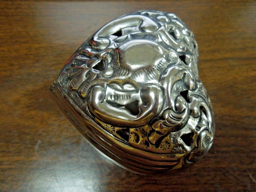 r683 Vintage Heart Shaped Metal Silvertone Ornate Trinket Jewelry Box with Lid 