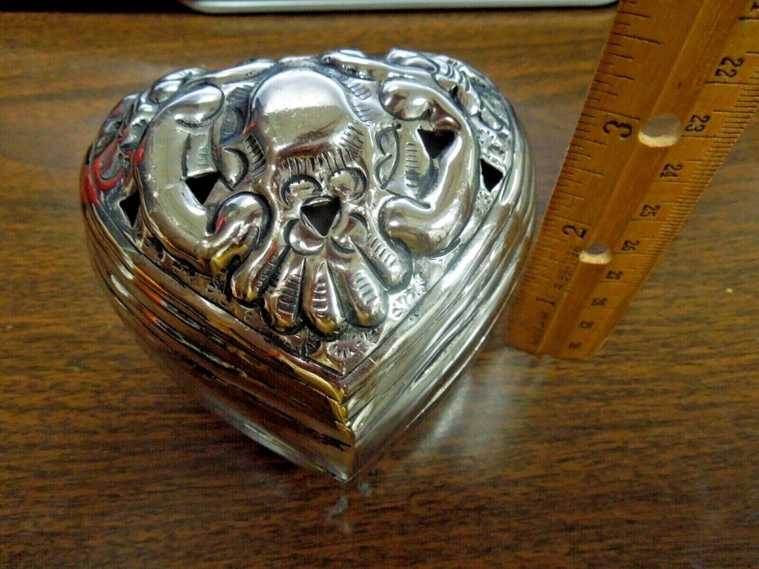 r683 Vintage Heart Shaped Metal Silvertone Ornate Trinket Jewelry Box with Lid 