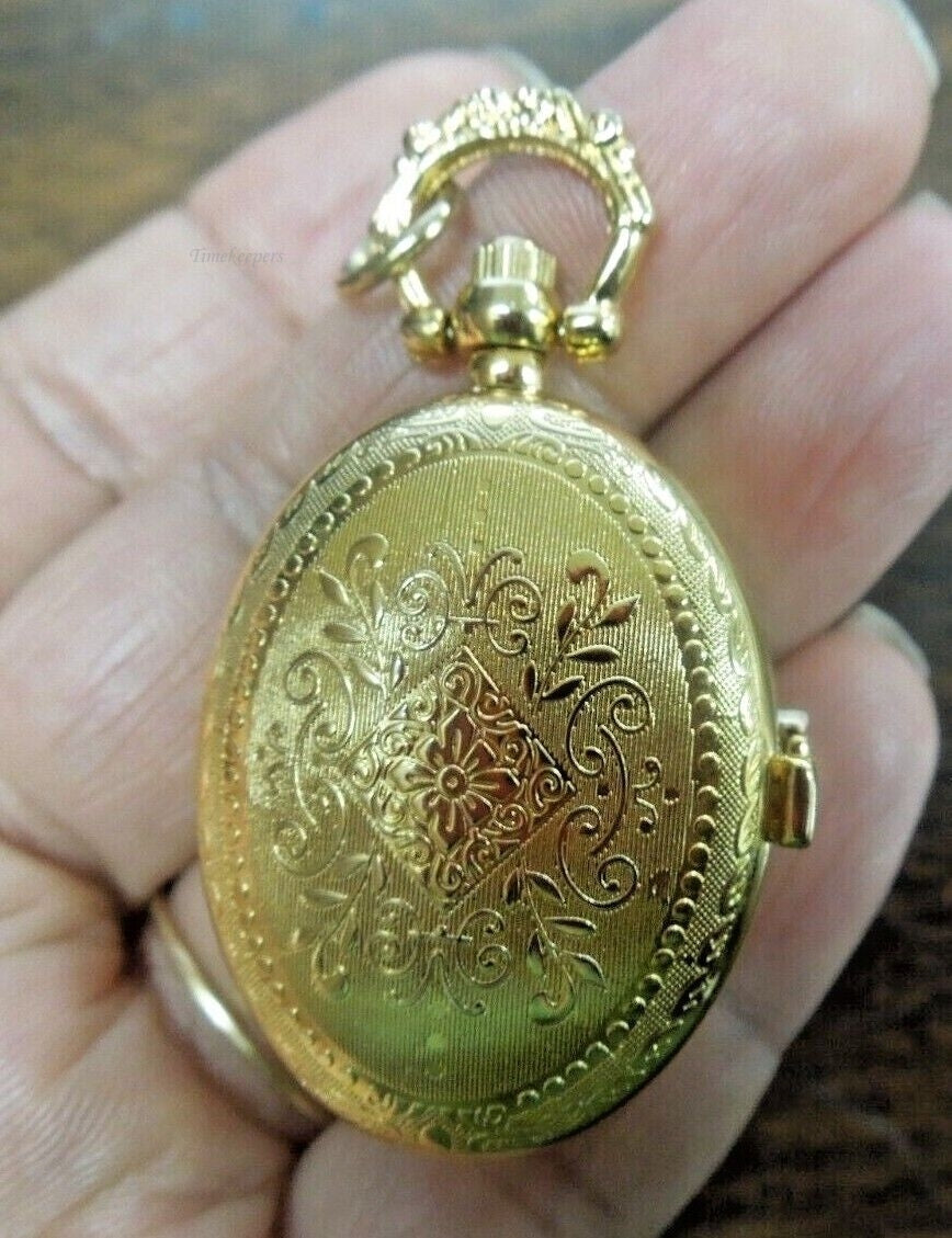 r867 Vintage Oval Etched Quartz Pocket Watch Clock Gold tone Pendant Rare