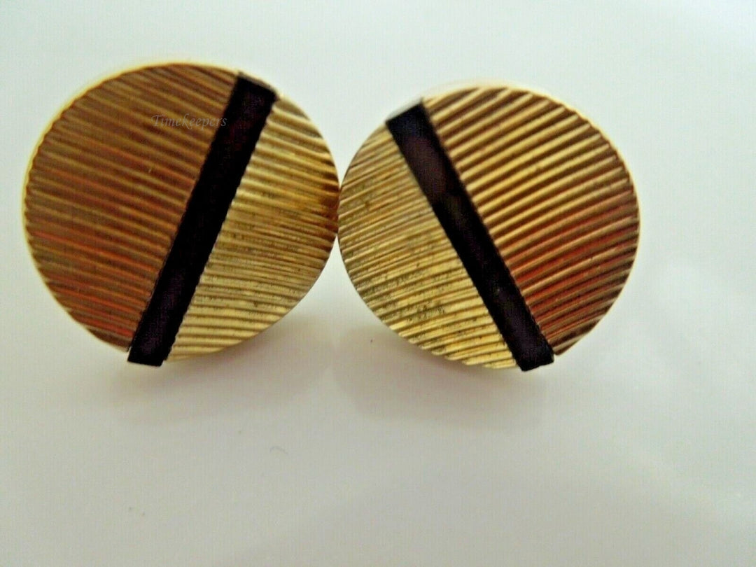 r983 Vintage beautiful pair of gold tone round etched cufflinks