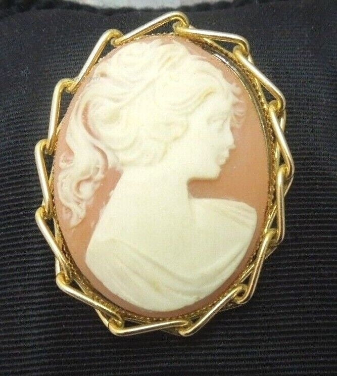 r356 Vintage Gold Tone Resin Pretty Girl CAMEO Brooch Pin Measures 1 3/4"