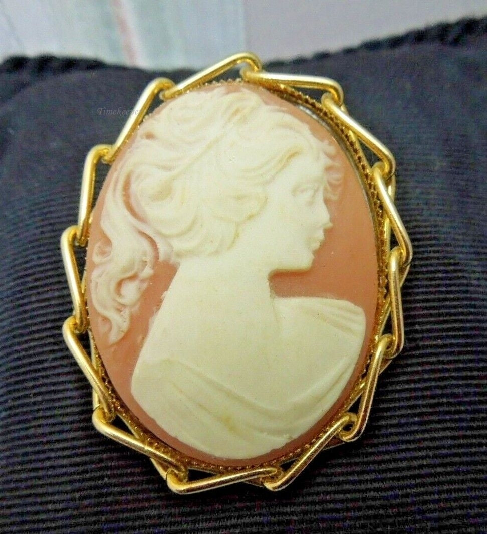r356 Vintage Gold Tone Resin Pretty Girl CAMEO Brooch Pin Measures 1 3/4"
