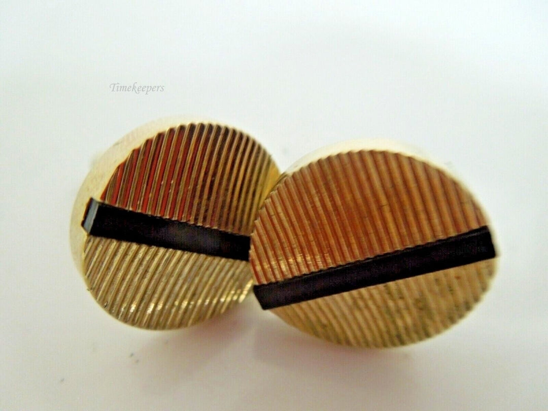 r983 Vintage beautiful pair of gold tone round etched cufflinks