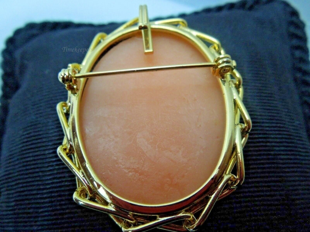 r356 Vintage Gold Tone Resin Pretty Girl CAMEO Brooch Pin Measures 1 3/4"