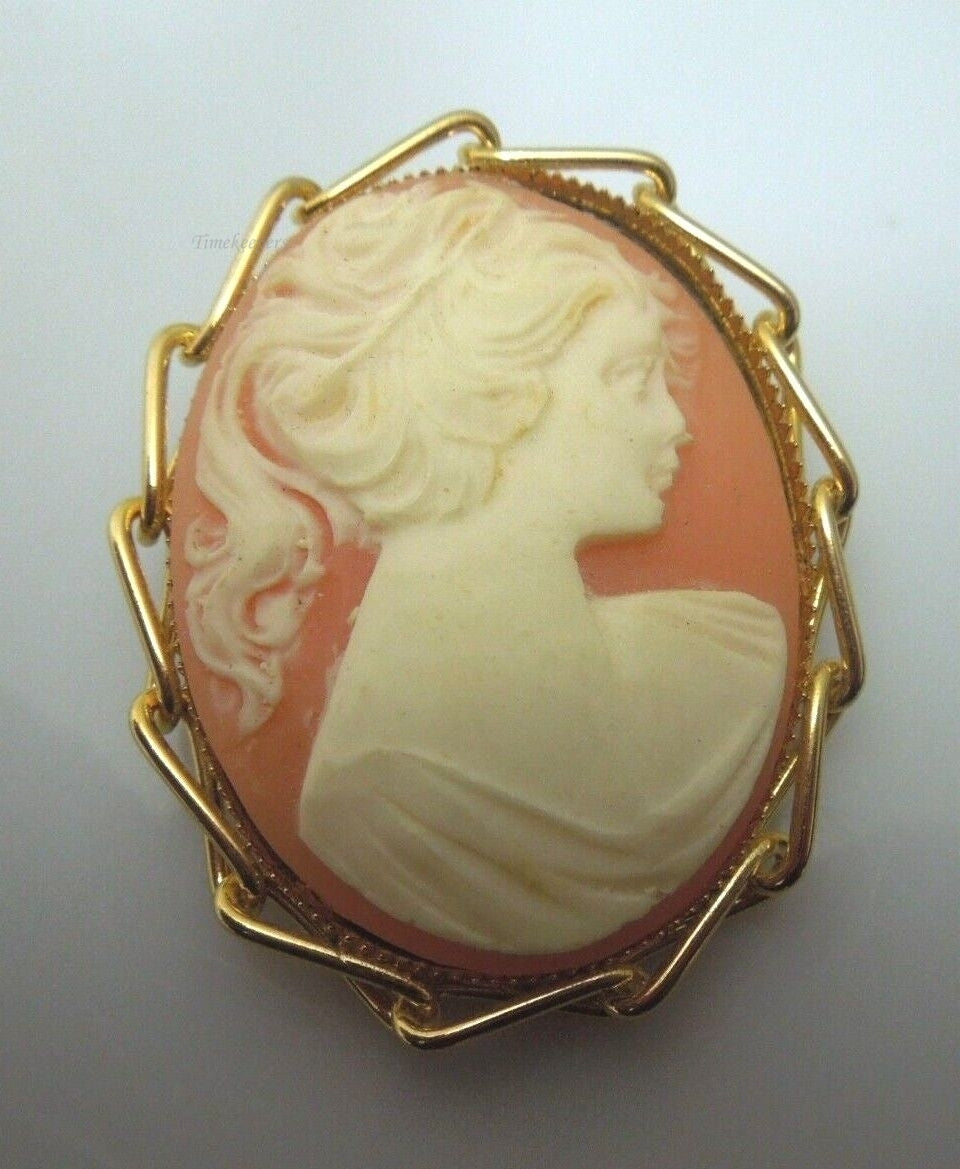 r356 Vintage Gold Tone Resin Pretty Girl CAMEO Brooch Pin Measures 1 3/4"