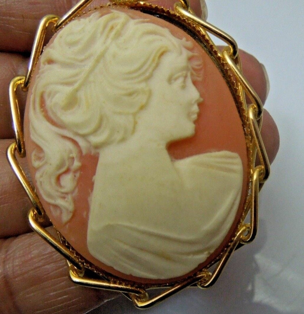 r356 Vintage Gold Tone Resin Pretty Girl CAMEO Brooch Pin Measures 1 3/4"