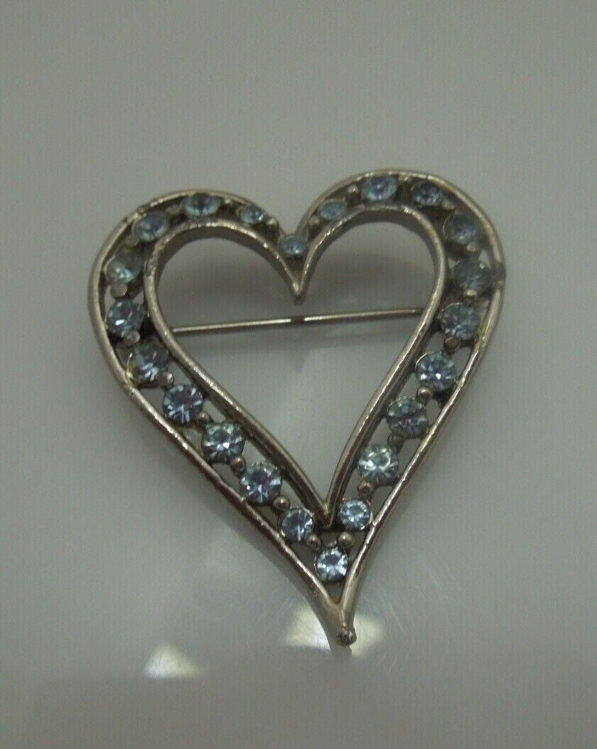 r321 Vintage Silver Tone Heart Shaped Brooch With Blue Rhinestones COLLECTIBLE JEWELRY WEDDING Pin
