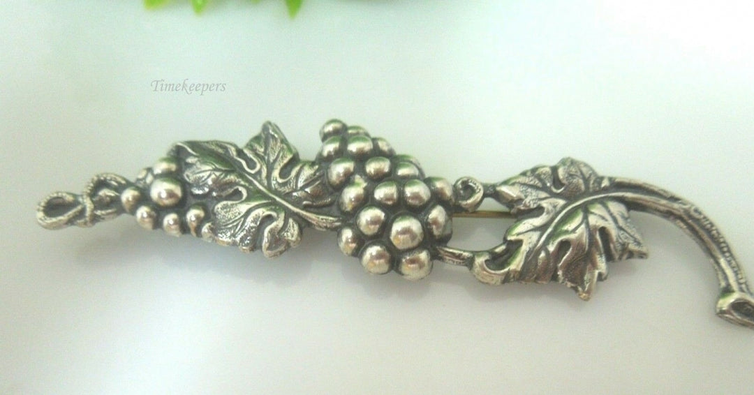 q498 Vintage Sterling Silver Grapes Wine Leaf Brooch pin