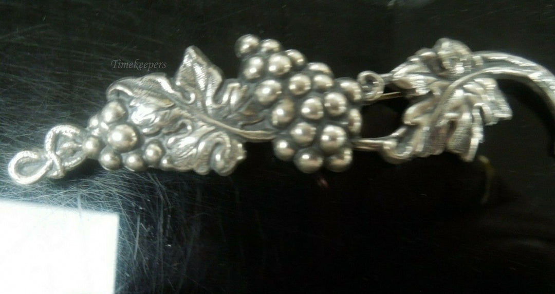 q498 Vintage Sterling Silver Grapes Wine Leaf Brooch pin
