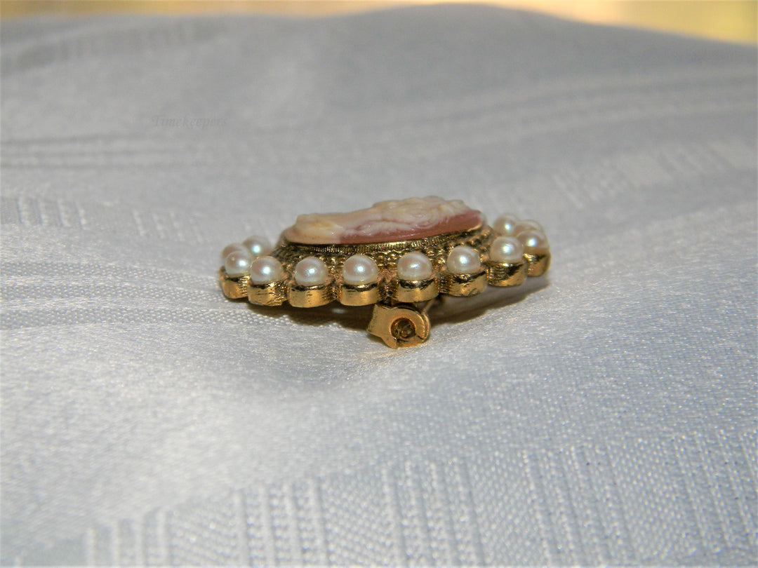 j551 Beautiful Retro Gold Tone Cameo Brooch with Faux Pearls
