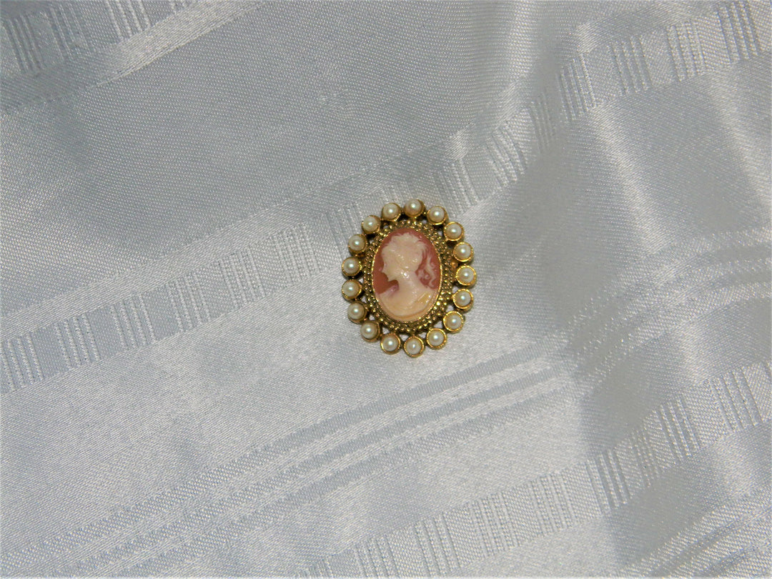 j551 Beautiful Retro Gold Tone Cameo Brooch with Faux Pearls