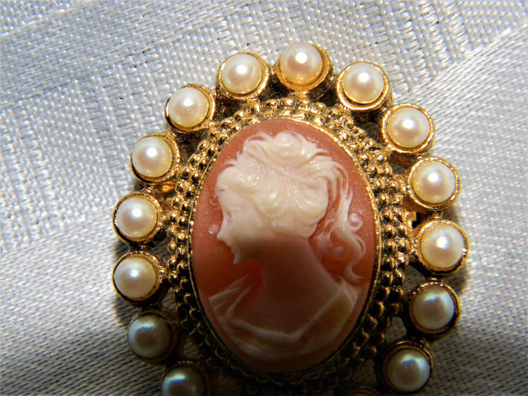 j551 Beautiful Retro Gold Tone Cameo Brooch with Faux Pearls