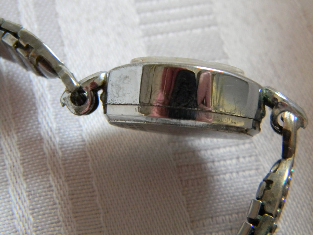 h653 Vintage 1950's Benrus Women's Mechanical Watch in Silver Tone