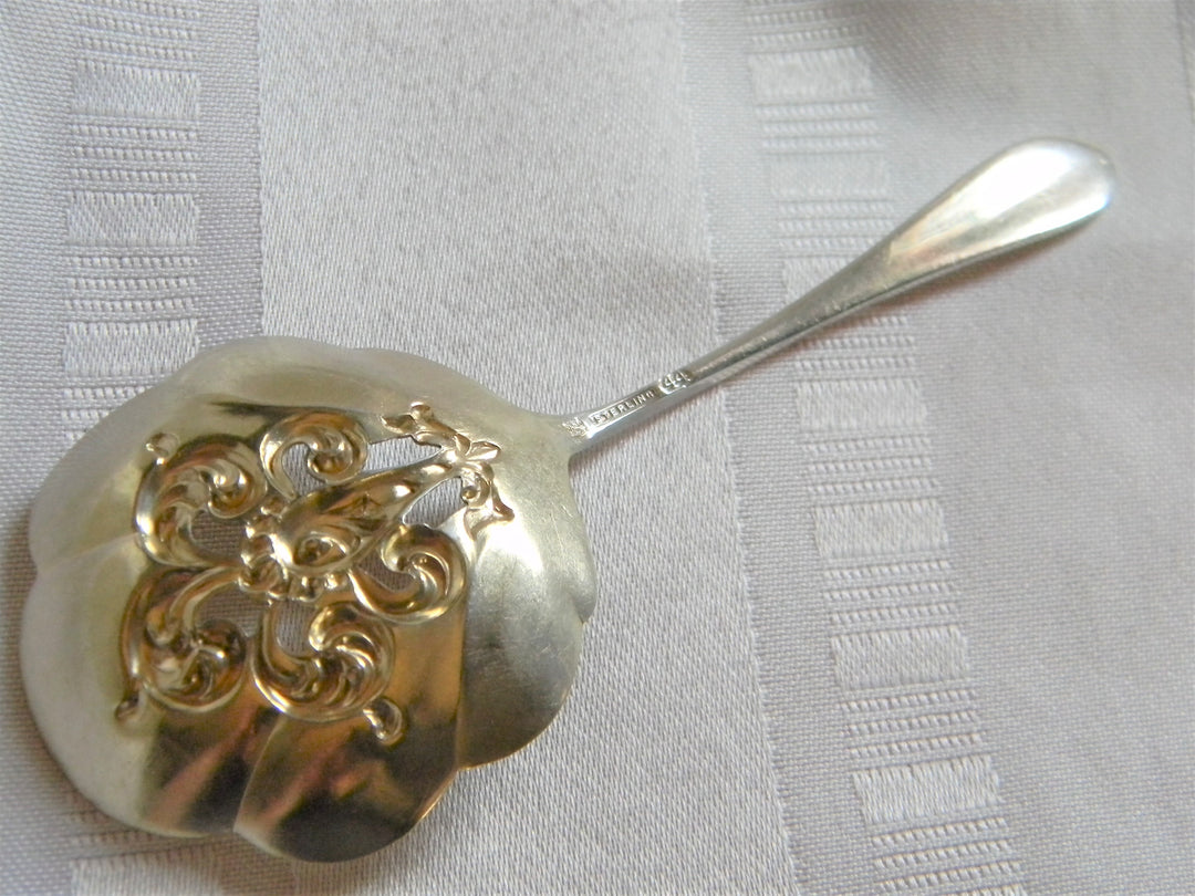 h657 Vintage Sterling Silver Pierced Scalloped Bowl Sifter Spoon